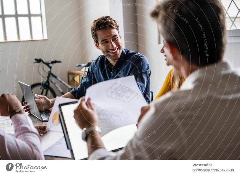 Selbstbewusstes Business-Team bei einer Besprechung im Loft-Büro Office Büros Geschäftsleben Geschäftswelt geschäftlich Meeting Business Meeting Lofts