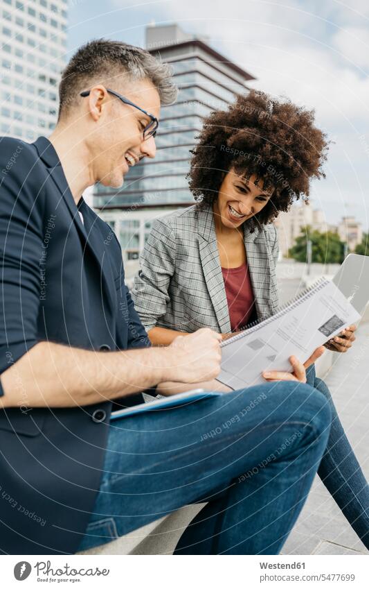 Zwei glückliche Kollegen arbeiten zusammen außerhalb Bürogebäude Arbeitskollegen Gemeinsam Zusammen Miteinander Glück glücklich sein glücklichsein Bürohaus