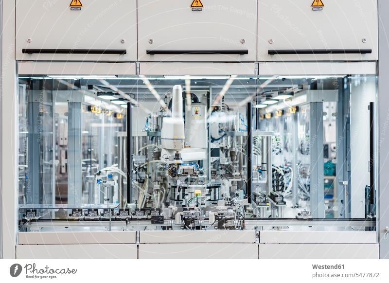 Komplizierter Maschinenpark in einer modernen Fabrik, Stuttgart, Deutschland Innenaufnahme Innenaufnahmen innen drinnen Maschinenteil Maschinenteile Fließband