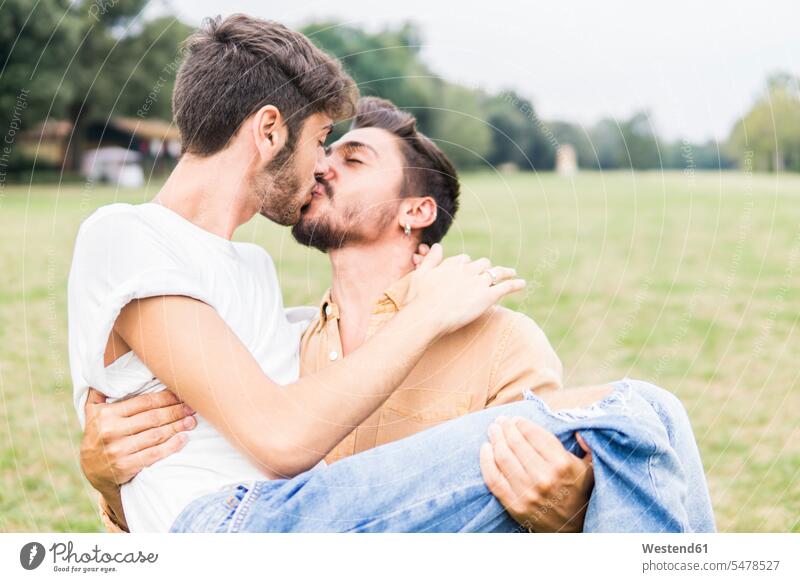 Küssendes junges schwules Paar in einem Park küssen Kuss Parkanlagen Parks Homosexueller Mann Homosexuelle Maenner Schwuler Homosexuelle Männer Pärchen Paare