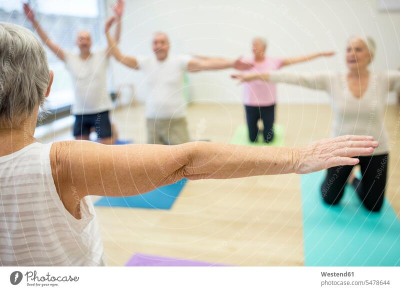 Gruppe aktiver Senioren, die gemeinsam Yoga praktizieren Leute Menschen People Person Personen Europäisch Kaukasier kaukasisch Gruppe von Menschen