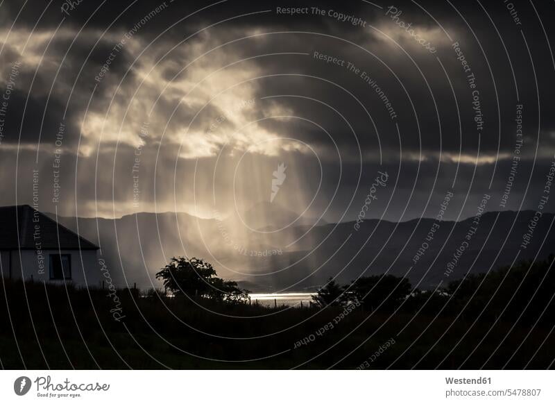 Schottland, Isle of Skye, Sonnenstrahlen scheinen durch Gewitterwolken reisen Travel Reise verreisen Cumulonimbus Baum Baeume Bäume Niemand Haus Häuser Haeuser