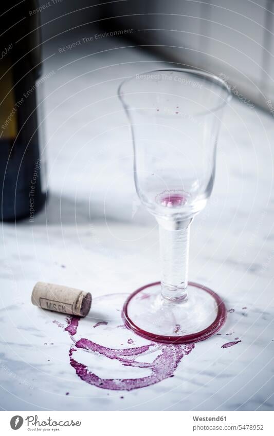 Leeres Rotweinglas, Flasche, Flecken und Weinkorken auf weißem Marmor Niemand Glas gläsern Stillleben Stilleben Stillife still life Stills durchsichtig