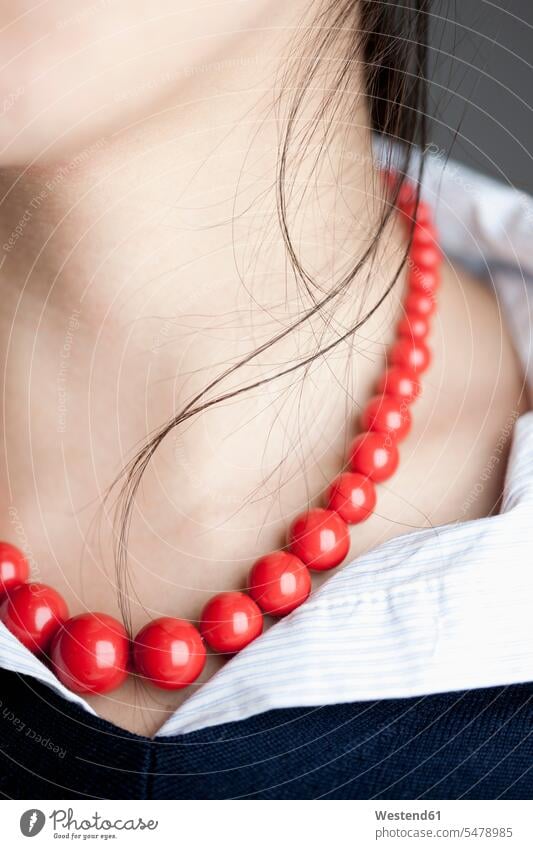 Japanerin mit roter Halskette, Nahaufnahme Japanerinnen Japanische Abstammung Farbaufnahme Farbphoto Farbfoto Farbe Ausschnitt Anschnitt Teil von Detail