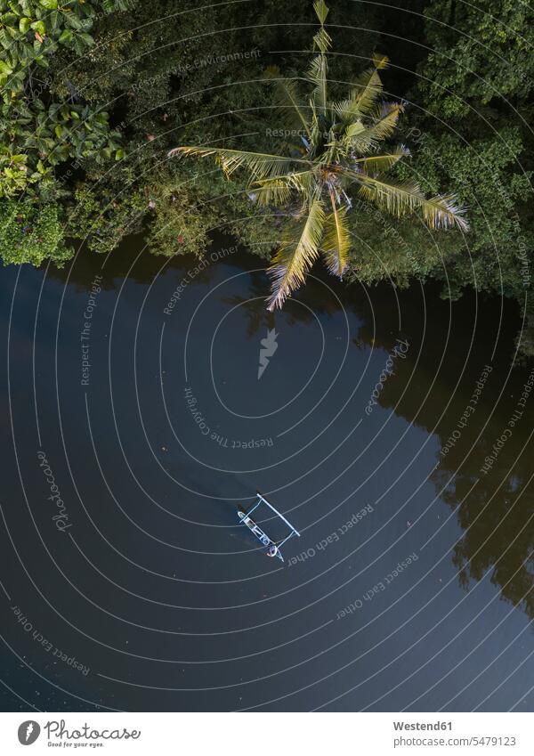 Drohnenschuss eines Bootes auf dem Fluss bei Bali, Indonesien Luftaufnahme Luftaufnahmen Luftbild Luftbilder Vogelperspektive Aerial Schönheit der Natur