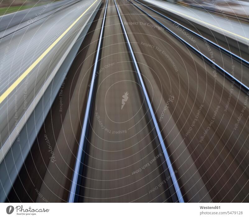 Österreich, Unscharfe Bahngleise Geschwindigkeit Schnelligkeit unterwegs auf Achse in Bewegung sich bewegen Gleis Gleise Eisenbahngleise Schiene Schienen