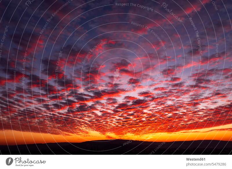 Deutschland, Würzburg, Wolken bei Sonnenuntergang Bayern Außenaufnahme außen draußen im Freien Sonnenuntergänge Stimmung stimmungsvoll Atmosphäre Sonnenlicht