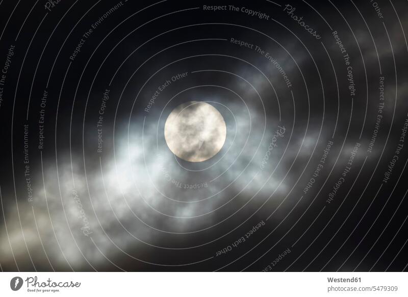 Deutschland, Sonne hinter dunklen Wolken leuchtend hell strahlend wolkenverhangen Kreis kreisfoermig Kreise kreisförmig Niemand Unheimlich Unheimlichkeit dunkel