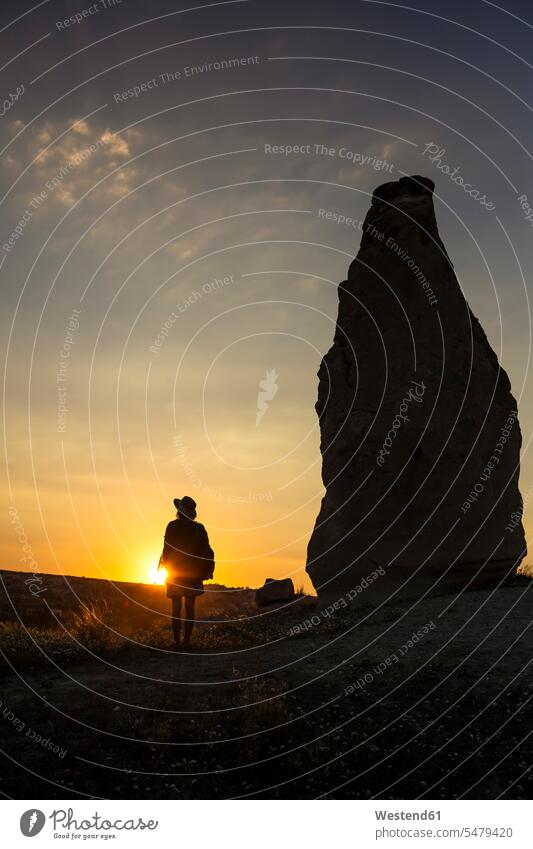 Junge Frau bei Sonnenuntergang, Kappadokien, Türkei abends freuen geniessen Genuss Glück glücklich sein glücklichsein gefuehlvoll gefühlvoll Romantik