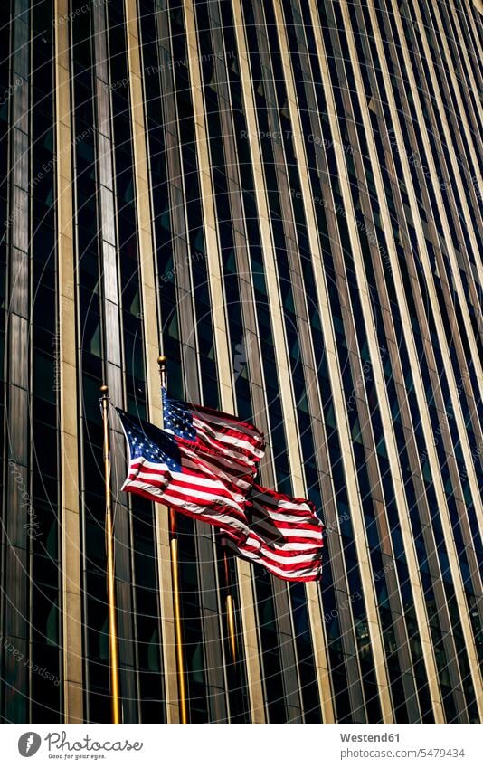 USA, New York, New York City, Drei amerikanische Flaggen gegen Wolkenkratzer Außenaufnahme außen draußen im Freien Tag Tageslichtaufnahme Tageslichtaufnahmen