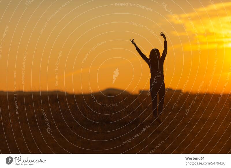 Frau zu Fuß in der Natur bei Sonnenuntergang Sonnenuntergänge gehen gehend geht weiblich Frauen Stimmung stimmungsvoll Atmosphäre Erwachsener erwachsen Mensch