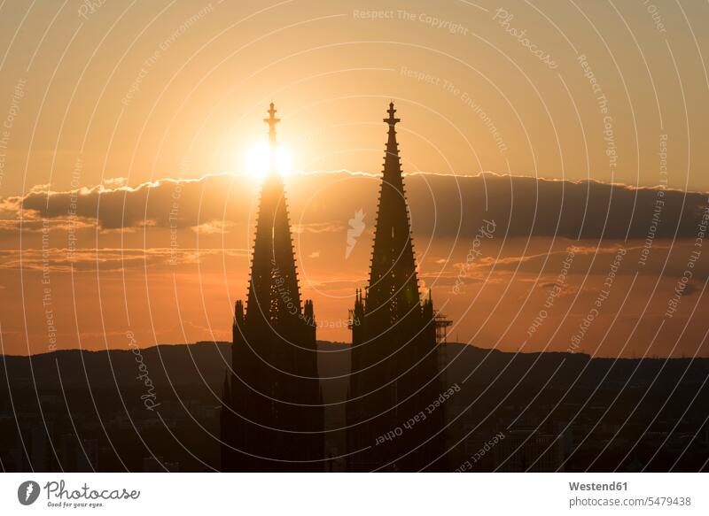 Deutschland, Köln, Silhouetten der Türme des Kölner Doms bei Sonnenuntergang kontraststark kontrastreich Städtisches Motiv staedtisch Staedtisches Motiv