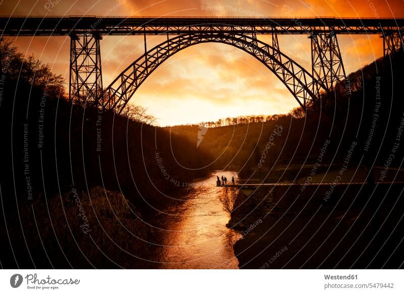 Deutschland, Müngstener Brücke zwischen Solingen und Remscheid mit Wupper im Vordergrund in der Dämmerung Tal Täler Silhouette Umriß Gegenlicht Schattenbilder
