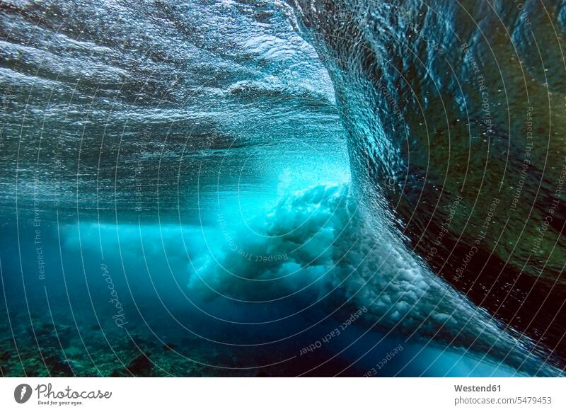 Wellen plätschern unter Wasser Farbaufnahme Farbe Farbfoto Farbphoto Malediven Asien Bewegung bewegen sich bewegen Unterwasser Unterwasseraufnahme