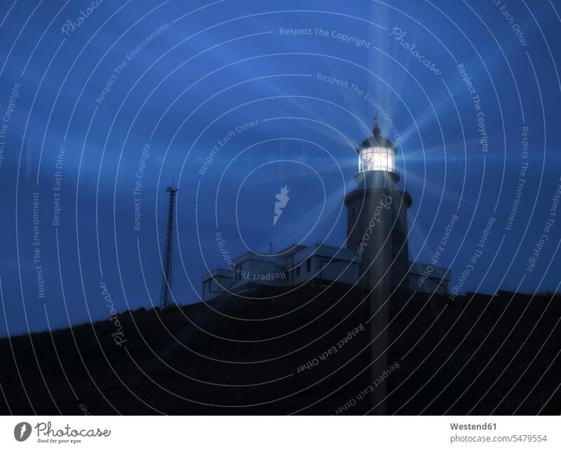 Spanien, Faro de Matxitxako zur blauen Stunde Küste Signalfeuer Leuchtfeuer Leuchtturm Orientierung orientieren Abend abends Textfreiraum Richtung Richtungen
