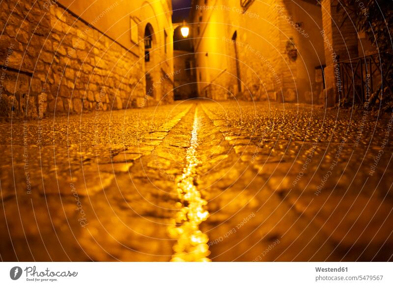Spanien, Alquezar, Gasse in der Nacht nachts Illumination illuminiert Illuminierung Gassen Bodenhöhe Bodenhoehe Froschperspektive Abwesenheit menschenleer
