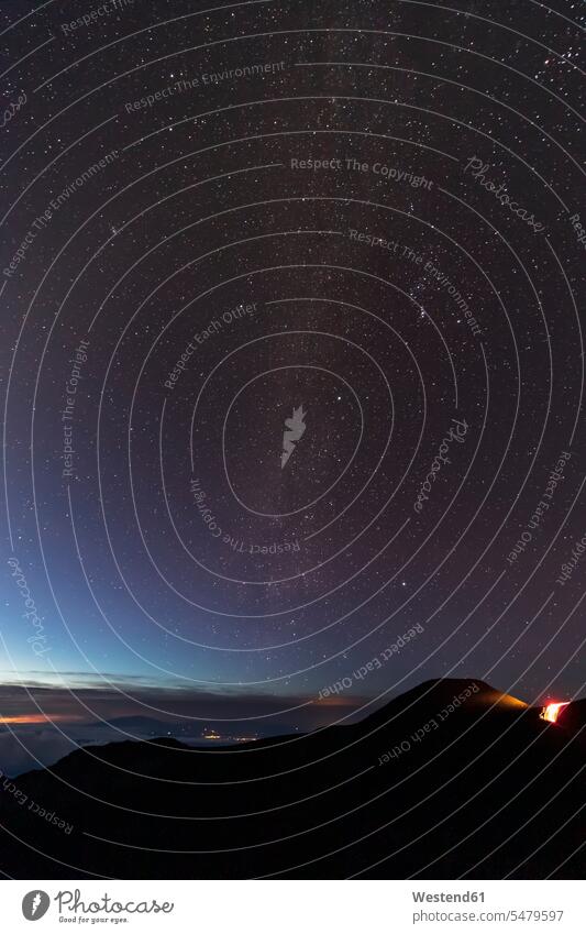 Milchstraße über dem Krater des Vulkans Haleakala, Haleakala National Park, Hawaii, USA Nacht nachts Sternhimmel Sternenhimmel Weite Textfreiraum weit Berg