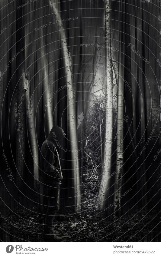 Mann mit Kapuzenjacke im Wald, schwarz-weiß Natur Außenaufnahme draußen im Freien düster finster eine Person single 1 ein Mensch einzelne Person Ein