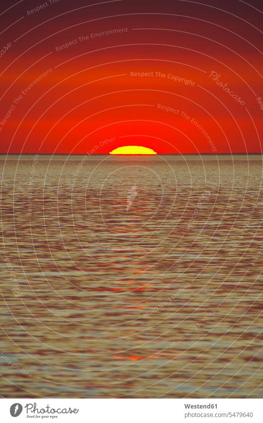 USA, Washington, Blick auf den Pazifischen Ozean bei Sonnenuntergang Ruhige Szene ruhig Ruhe Spiegelung Spiegelungen Horizont über Wasser Farbaufnahme Farbphoto