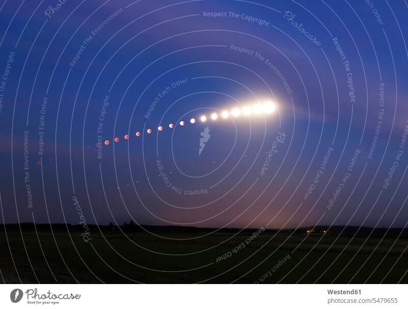 Deutschland, Kompositsequenz der totalen Mondfinsternis mit Mars Niemand Monde Juli Phasenaufnahme Abfolge Sequenz mehrere Aufnahmen Vollmond Langzeitbelichtung