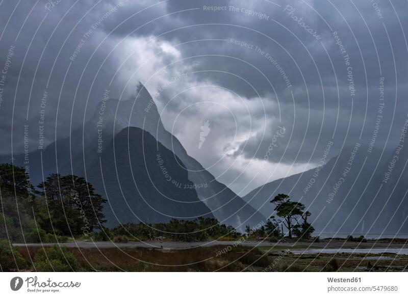Neuseeland, Southland, Graue Gewitterwolken über dem Milford Sound Außenaufnahme außen draußen im Freien Abenddämmerung Dämmerung Abendstimmung abends