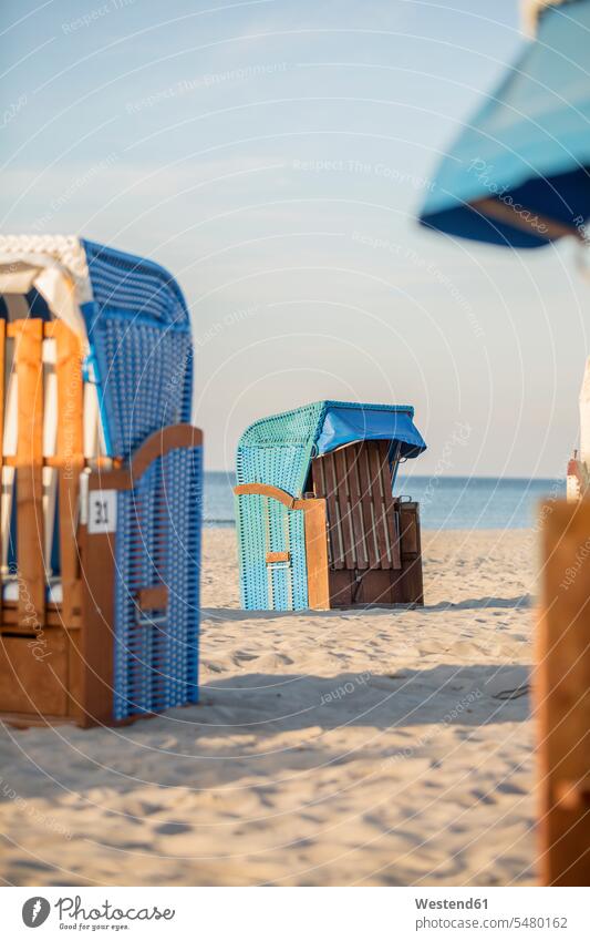 Deutschland, Mecklenburg-Vorpommern, Warnemünde, Strand mit Strandkörben Niemand bunt farbig mehrfarbig außerhalb der Saison Sandstrand Sandstrände Sandstraende