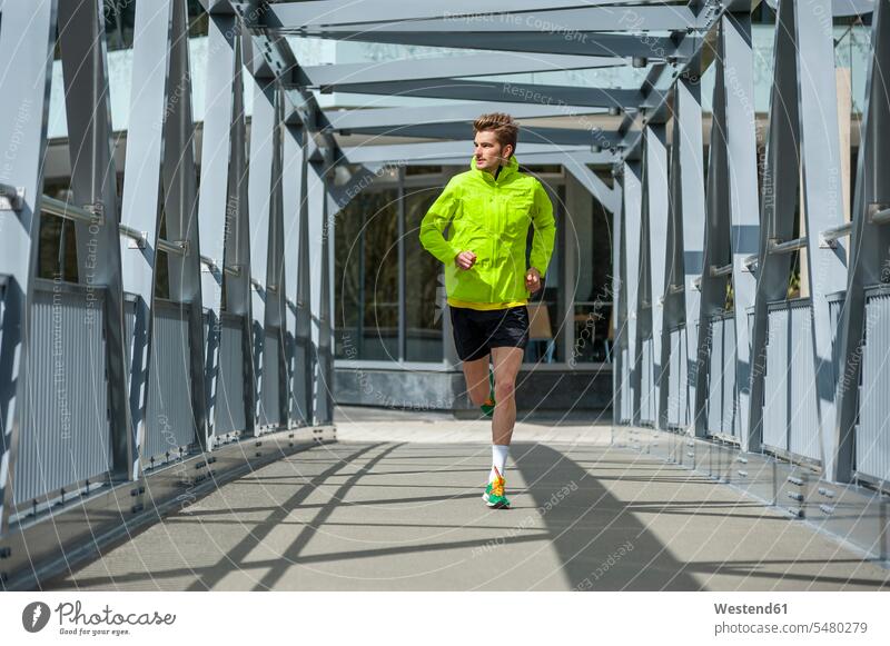 Junger Mann beim Joggen Seitenblick Blick zur Seite Workout Gesunder Lebensstil Gesundheitsbewusstsein gesunde Lebensweise sportlich Herausforderung