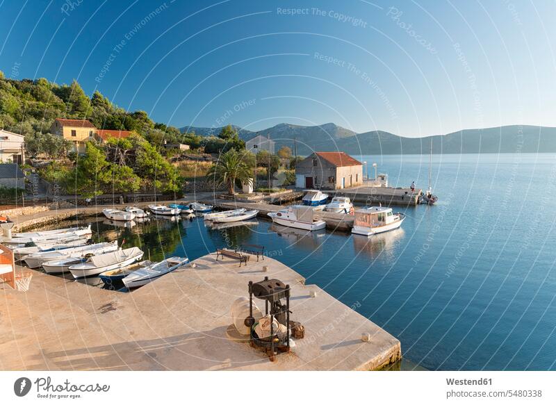 Kroatien, Dalmatien, Hafen von Mala Rava mit Blick auf die Insel Dugi Otok Tag am Tag Tageslichtaufnahme tagsueber Tagesaufnahmen Tageslichtaufnahmen tagsüber
