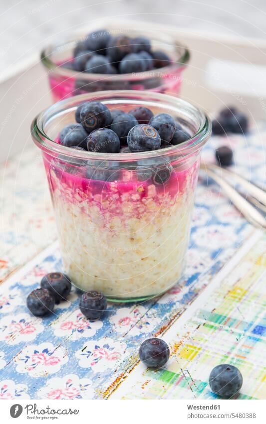 Gläser Hafer für die Nacht mit Heidelbeeren und Beerensaft Food and Drink Lebensmittel Essen und Trinken Nahrungsmittel Frühstück frühstücken Glas Nahaufnahme