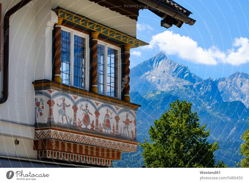 Deutschland, Oberbayern, Garmisch, Erker eines Traditionshauses mit Alpspitzberg im Hintergrund Garmisch-Partenkirchen Wohnhaus Wohnhäuser Wohnhaeuser wohnen
