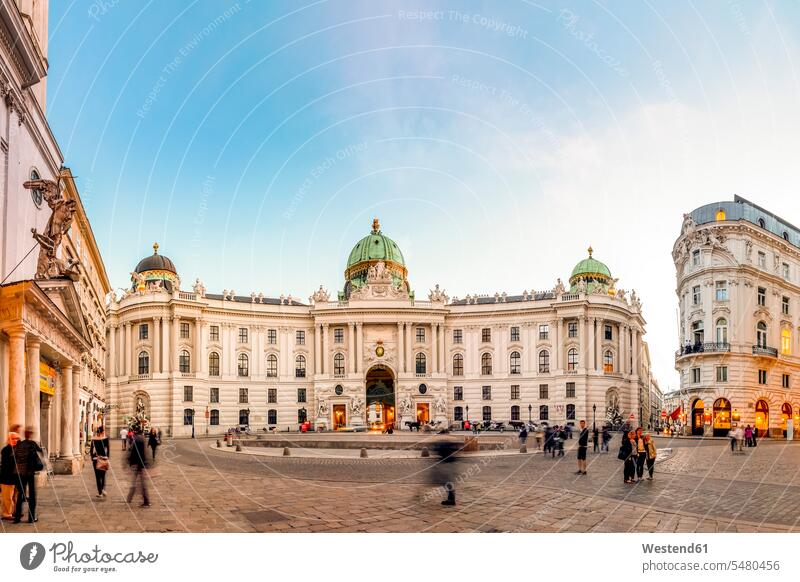 Österreich, Wien, Alte Hofburg Reise Travel Renaissance Menschen zufällige Personen historisch historisches geschichtlich Palast Paläste Palaeste Schloss
