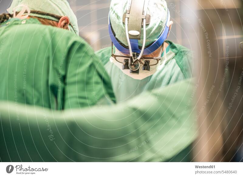 Chirurgen, die eine Herz-Bypass-Operation durchführen Krankenhaus Kliniken Krankenhäuser Krankenhaeuser OP Operationen operieren Chirurgie Herzoperation