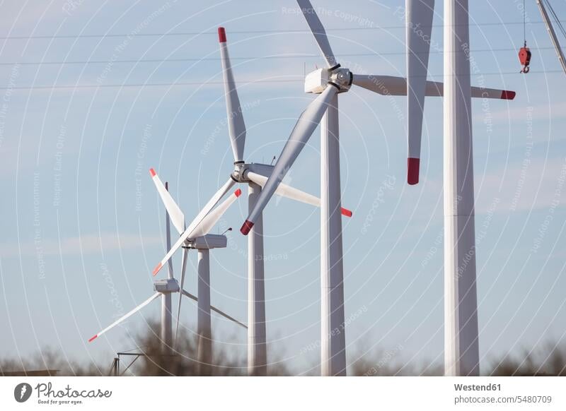 Reihe von Windturbinen Windkraft Windenergie Stromerzeugung Windrad Windräder Windfarm Erneuerbare Energie alternative Energie Ökologie Ökoenergie