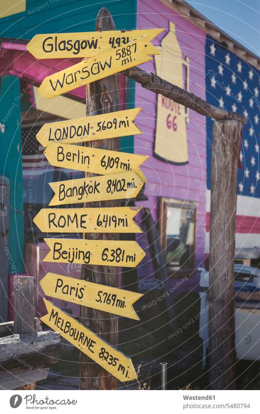 USA, Arizona, Seligman, Wegweiser mit Hauptstädten an der Route 66 Entfernung Ferne Distanz Abstand westliche Schriftzeichen reisen Travel verreisen Reise