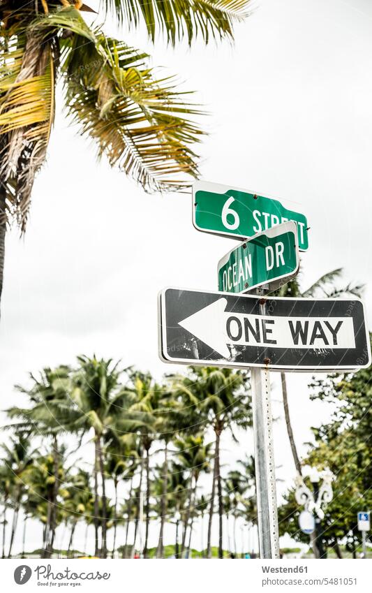USA, Miami, Straßenschild von Ocean Drive Strassenschilder Straßenschilder Pfeilzeichen Pfeile Straßenname westliche Schriftzeichen reisen Travel verreisen Weg