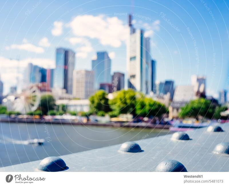 Deutschland, Frankfurt, verschwommener Blick auf die Skyline von Eiserner Steg Urban städtisch Urbanität Urbanitaet Tag am Tag Tageslichtaufnahme tagsueber