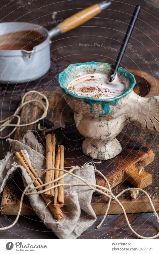 Heißer Kakao mit Sahne und Zimt Becher Zutaten angerichtet garniert Zimtstange Zimtstangen servierfertig Marshmallows Mäusespeck Maeusespeck altmodisch Vintage