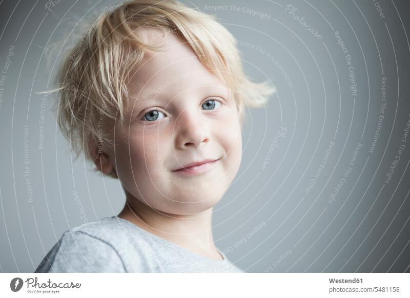 Porträt eines lächelnden kleinen blonden Jungen Europäer Kaukasier Europäisch kaukasisch blonde Haare blondes Haar Vorderansicht frontal von vorne