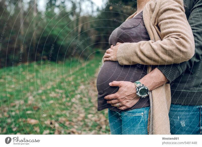 Mann mit schwangerer Frau in der Natur Schwangere schwangere Frau Paar Pärchen Paare Partnerschaft Mensch Menschen Leute People Personen stehen stehend steht