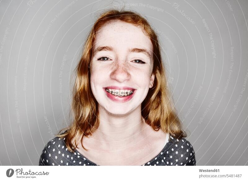Porträt eines lächelnden Mädchens mit Zahnspange Europäer Kaukasier Europäisch kaukasisch offenes Lächeln lachen offenes Laecheln Zuversicht Zuversichtlich