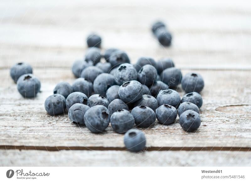 Heidelbeeren auf Holz differenzierter Fokus hölzern Blaubeeren Niemand Studioaufnahme Studioaufnahmen Gesunde Ernährung Ernaehrung Gesunde Ernaehrung Gesundheit