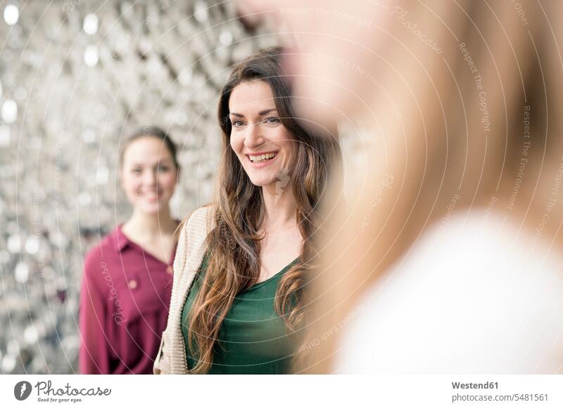 Porträt einer lachenden Geschäftsfrau mit Mitarbeitern in einem Foyer Geschäftsfrauen Businesswomen Businessfrauen Businesswoman Portrait Porträts Portraits