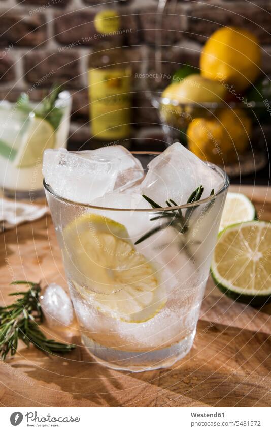 Glas Gin Tonic mit Zitrone, Rosmarin und Eis Trinkgläser Gläser Trinkglas Genuss genießen Genuß geniessen Lifestyle Lebensstil hölzern Aroma aromatisch