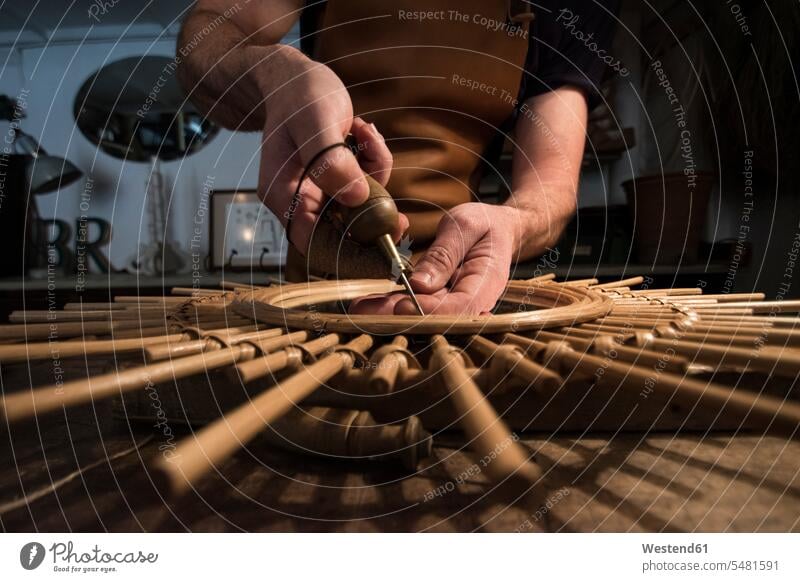 Handwerker, der in seiner Werkstatt einen Spiegel herstellt Korbflechterei Kunsthandwerker Korbmacher Korber Gewerbe Handwerksberuf Handwerksberufe anfertigen
