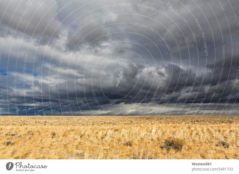 USA, Wyoming, Sweetwater County, Ebene mit Gewitterwolken entlang der U.S. Route 191 Schlechtes Wetter Regenwolke Nimbostratus Regenwolken bewölkt Bewölkung