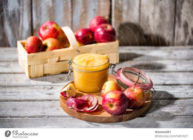 Einmachglas mit hausgemachtem Apfelmus und Äpfeln rot rote roter rotes aufgeschnitten Scheibe angeschnitten Stück Stücke Scheiben selbstgemacht selbstgemachte