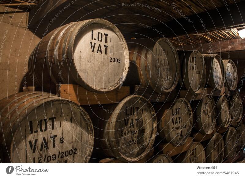 Alte Holzfässer in einer Whisky-Destillerie Brennerei Whiskey Spirituosen Alkohol Alkoholische Getraenke Alkoholisches Getränk Alkoholische Getränke