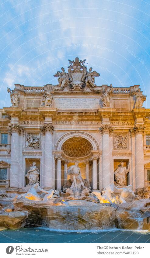 Trevi-Brunnen im Abendlicht Rom Himmel Italien historisch Architektur Außenaufnahme Sehenswürdigkeit Europa Wahrzeichen alt Tourismus Ferien & Urlaub & Reisen