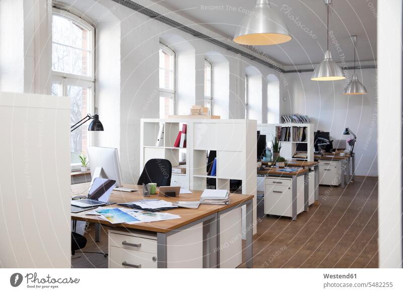 Leeres Büro Office Büros Tisch Tische leer leere Arbeitsplatz Arbeitsstätte Arbeitstelle Business Geschäftsleben Geschäftswelt geschäftlich Schreibtisch