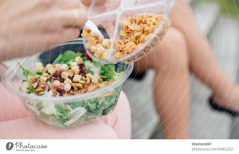 Frau macht Mittagspause mit Salat im Freien Kollegin Kolleginnen Salate weiblich Frauen Kollegen Arbeitskollegen Essen Food Food and Drink Lebensmittel